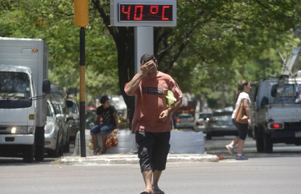 Ola de calor: Salud recomienda consumir tres litros de agua