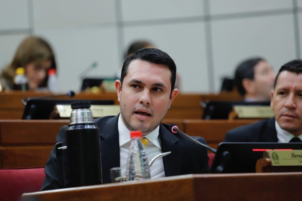 Imputan a senador por presunta producción de documentos falsos
