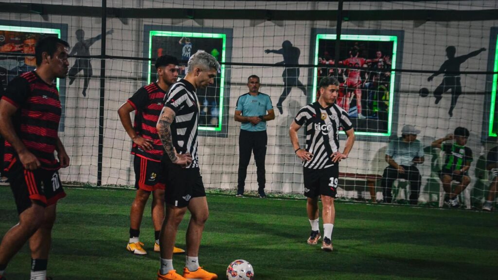 Enciso y Enso en un futbolacho de barrio
