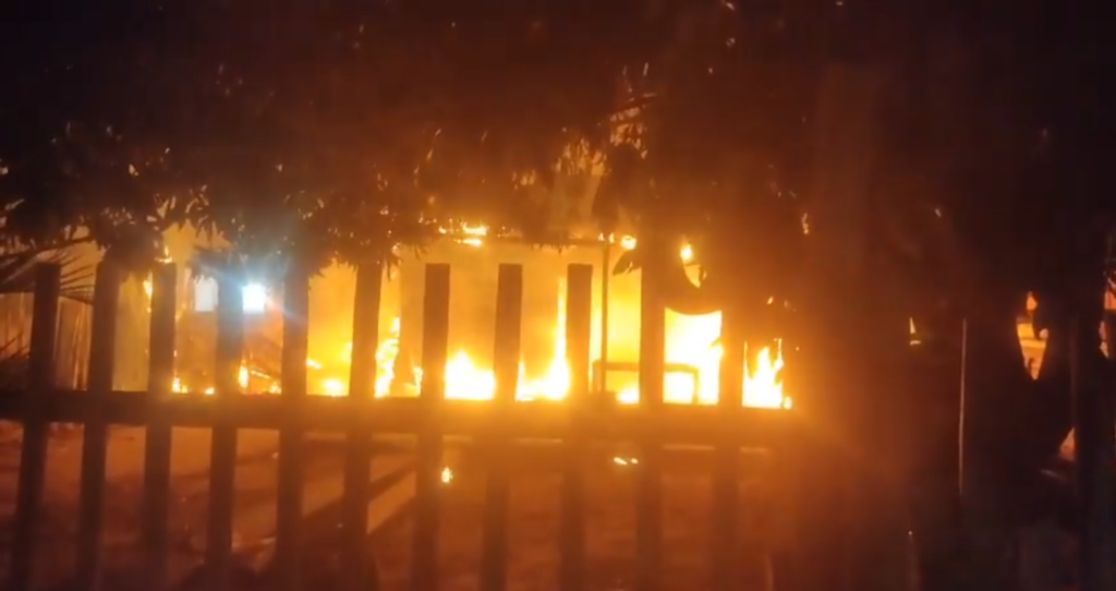 Fuego consume carpintería en el barrio Villa Bonita