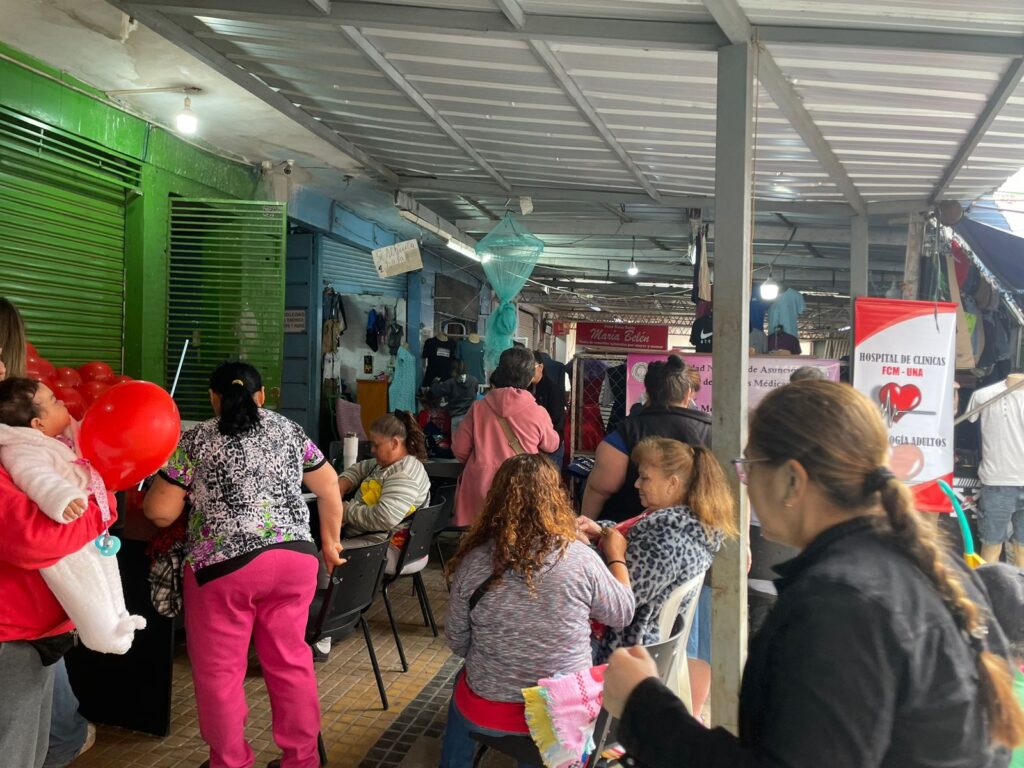 Ofrecieron atención médica gratuita en el Mercado 4