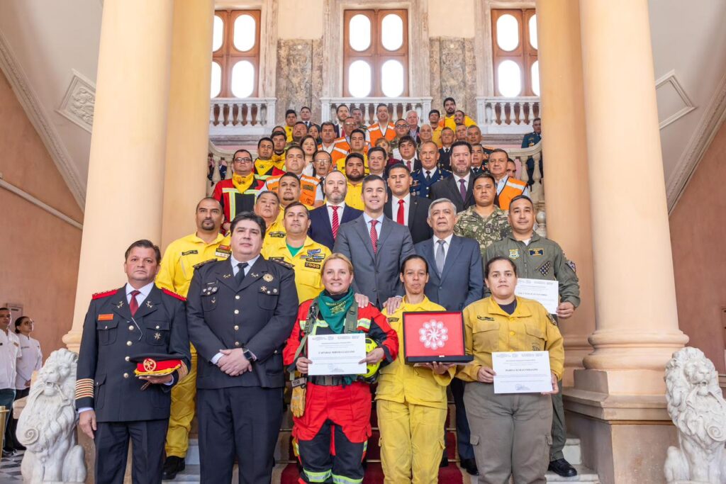 Peña condecora a bomberos por su lucha contra incendios