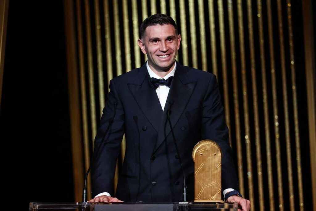 Dibu Martínez recibió el Premio Yashin al mejor portero