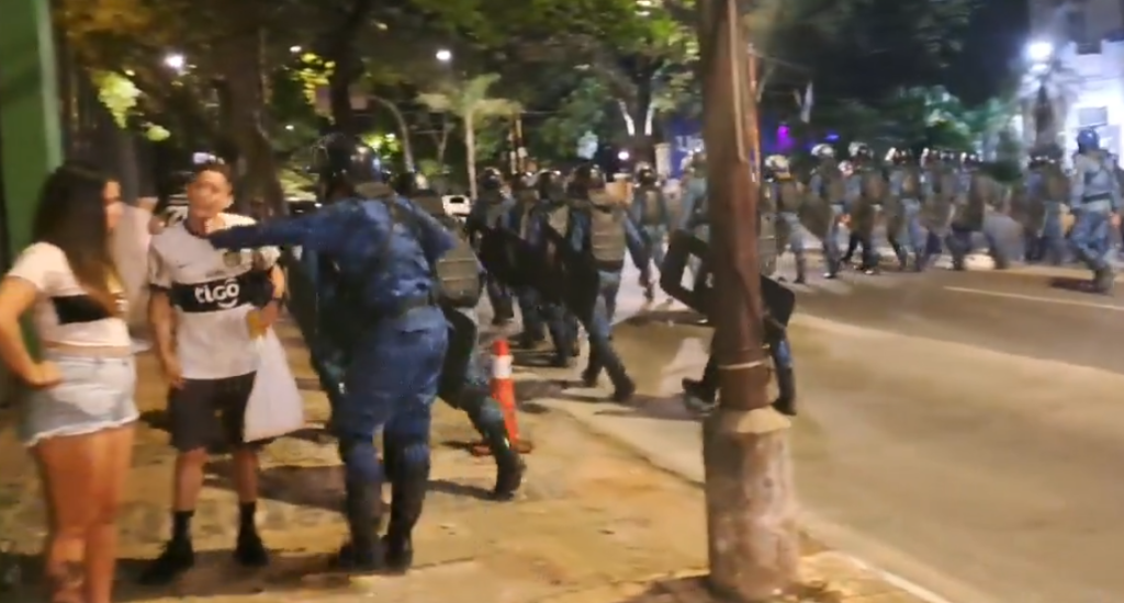 Identifican al policía que golpeó a un hincha