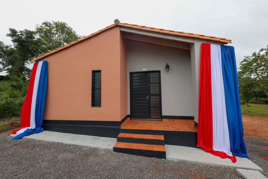 Gobierno entrega 179 viviendas a familias de San Pedro