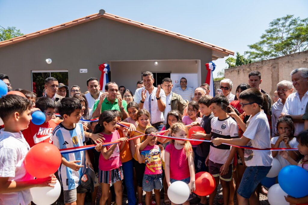 Gobierno entrega viviendas en Itauguá y Villeta para mejorar calidad de vida