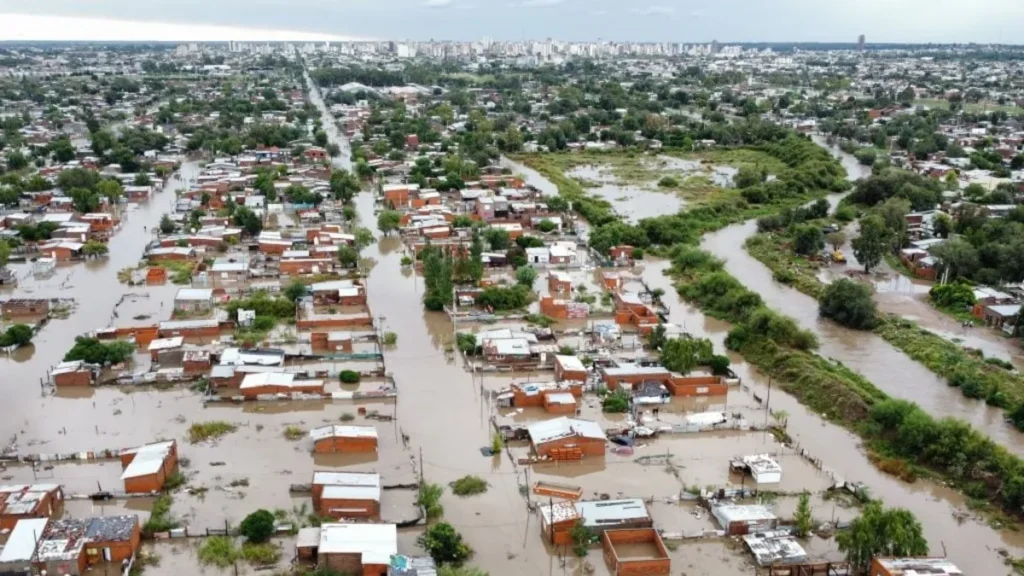 Bahía Blanca tras el temporal: Calles anegadas y casas destrozadas