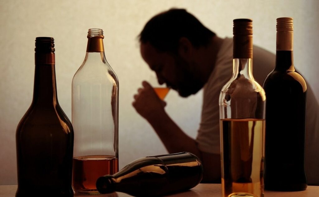 El alcoholismo: Una enfermedad crónica que necesita tratamiento y conciencia