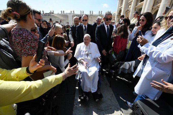Video: La aparición sorpresa del papa ante los fieles en la plaza de San Pedro