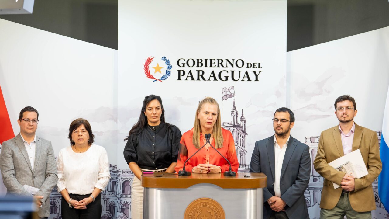 Gobierno impulsa salud con hospitales y equipos para terapia