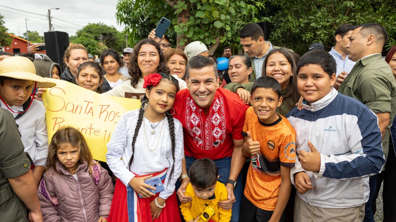 Peña entrega 43 viviendas sociales en J. Augusto Saldívar e Itá