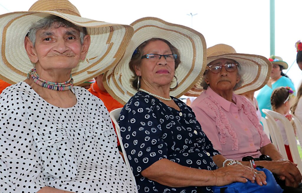 Programa de Adultos Mayores suma a más de 7.000 nuevos beneficiarios con una reducción de edad