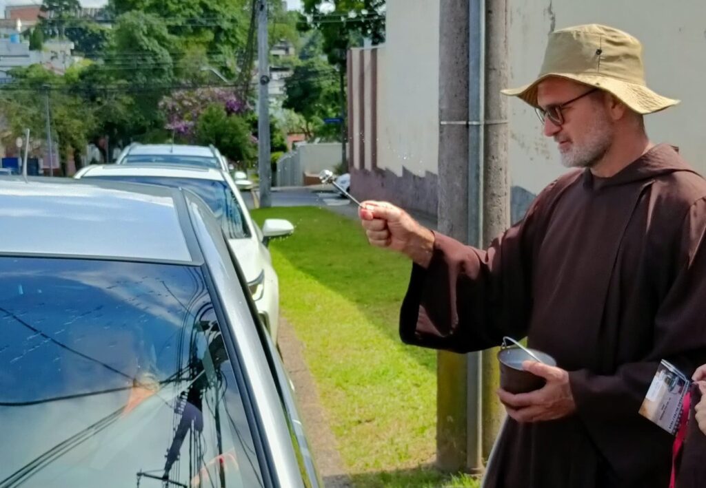 Fe y responsabilidad vial: La tradicional bendición de vehículos con los Capuchinos