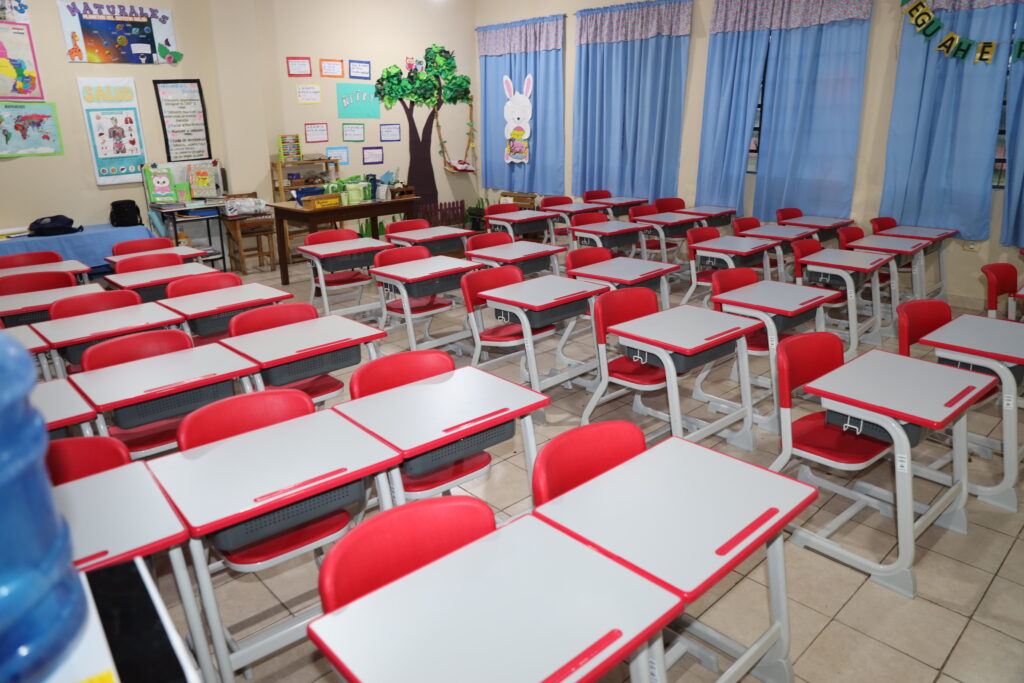 Entregan más de 132 mil muebles escolares adquiridos por ITAIPU