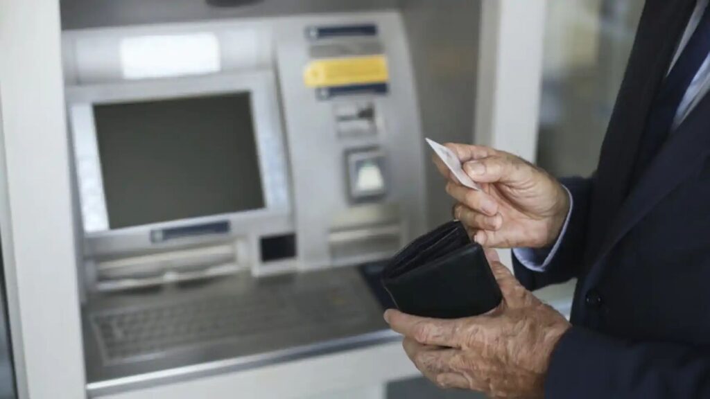 Bloquean tarjetas de cobro a jubilados que no completaron el censo digital
