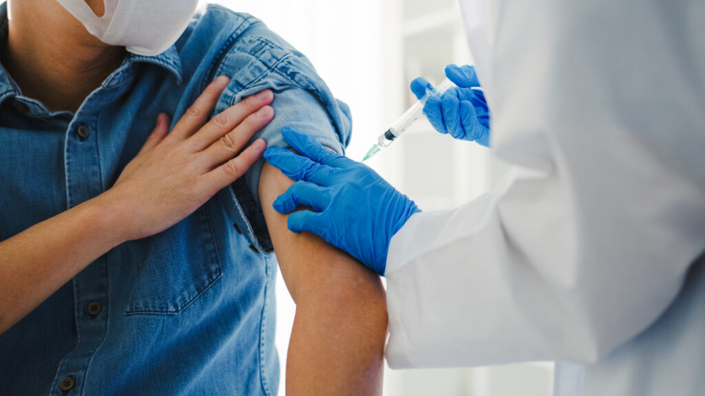 Aumentan las hospitalizaciones por virus respiratorios e instan a vacunarse
